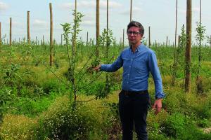 Alexandre Prot, propriétaire des Vergers de Sennevières (Chèvreville), fait découvrir son entreprise et ses méthodes d'agriculture raisonnée, économe en eau et riche en biodiversité