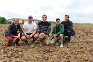 Philippe Choquet, à gauche, et Grégoire Forzy, à droite, entourent certains des étudiants d'AgroTeam qui ont planté les 5.000 pieds.