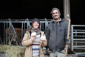 Mathilde Blarel et Vianney Janssens ont diversifié leur ferme en agriculture biologique avec la transformation de petits fruits et la vente de viande bio.