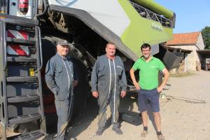 Jean-Paul Legrand, son voisin, Frédéric Haustrate, son salarié, travaillent avec Xavier Desmet (à droite) pendant la moisson.