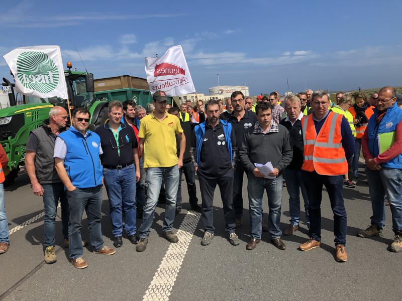 Une centaine dagriculteurs de lOise se sont mobilisés à Dunkerque avec les Hauts-de-France et à Gennevilliers, en appui de ceux dÎle-de-France, une quarantaine le lundi et une trentaine le mardi soir. (© Agence de presse)