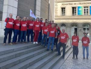 Une délégation de JA et de la Fédération nationale bovine (FNB) a manifesté le 25 mai sous les fenêtres du ministère de lÉconomie à Paris pour dénoncer la stigmatisation de l'élevage bovin.